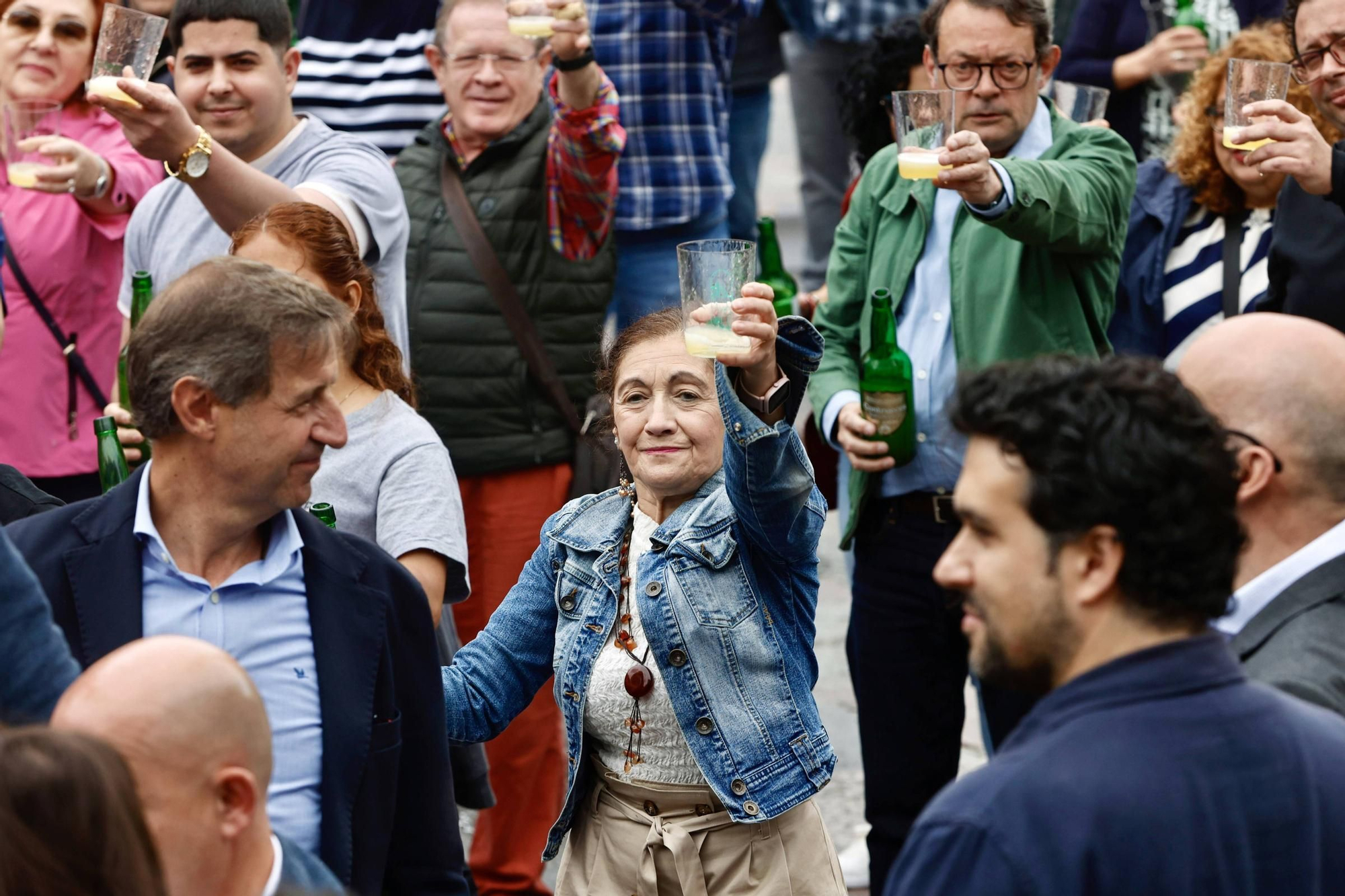 Cientos de brazos al aire junto a la Catedral de Oviedo para que la sidra sea patrimonio de la humanidad