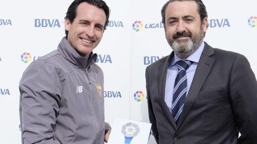 Emery, técnico del Sevilla, con el galardón de la Liga BBVA.