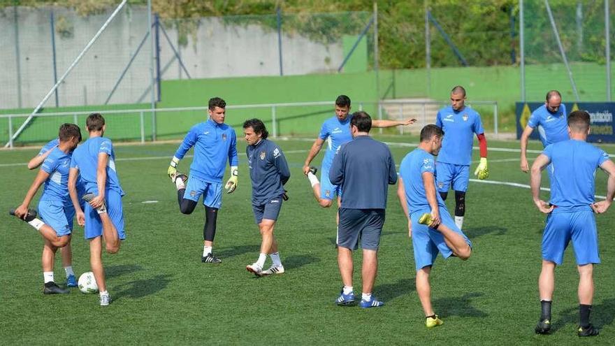 El equipo realizando estiramientos en un entrenamiento en Príncipe Felipe