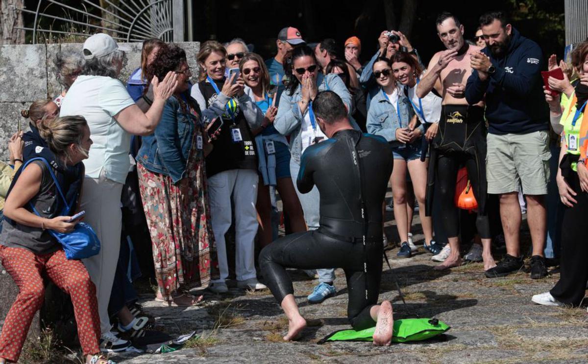 Un participante pide
matrimonio a su pareja
tras finalizar la prueba.