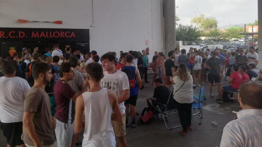 Aficionados esperan ayer en Son Moix su turno para poder acceder a las oficinas del Mallorca.