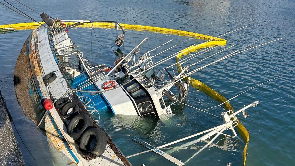 El "Galaico Segundo", hundido en el puerto de El Musel.