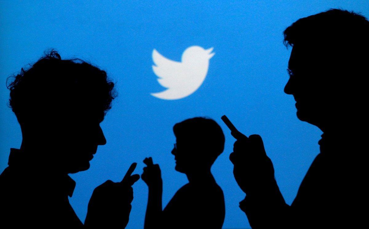 FILE PHOTO  People holding mobile phones are silhouetted against a backdrop projected with the Twitter logo in this illustration picture taken September 27  2013  REUTERS Kacper Pempel Illustration File Photo