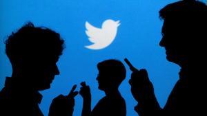 FILE PHOTO  People holding mobile phones are silhouetted against a backdrop projected with the Twitter logo in this illustration picture taken September 27  2013  REUTERS Kacper Pempel Illustration File Photo