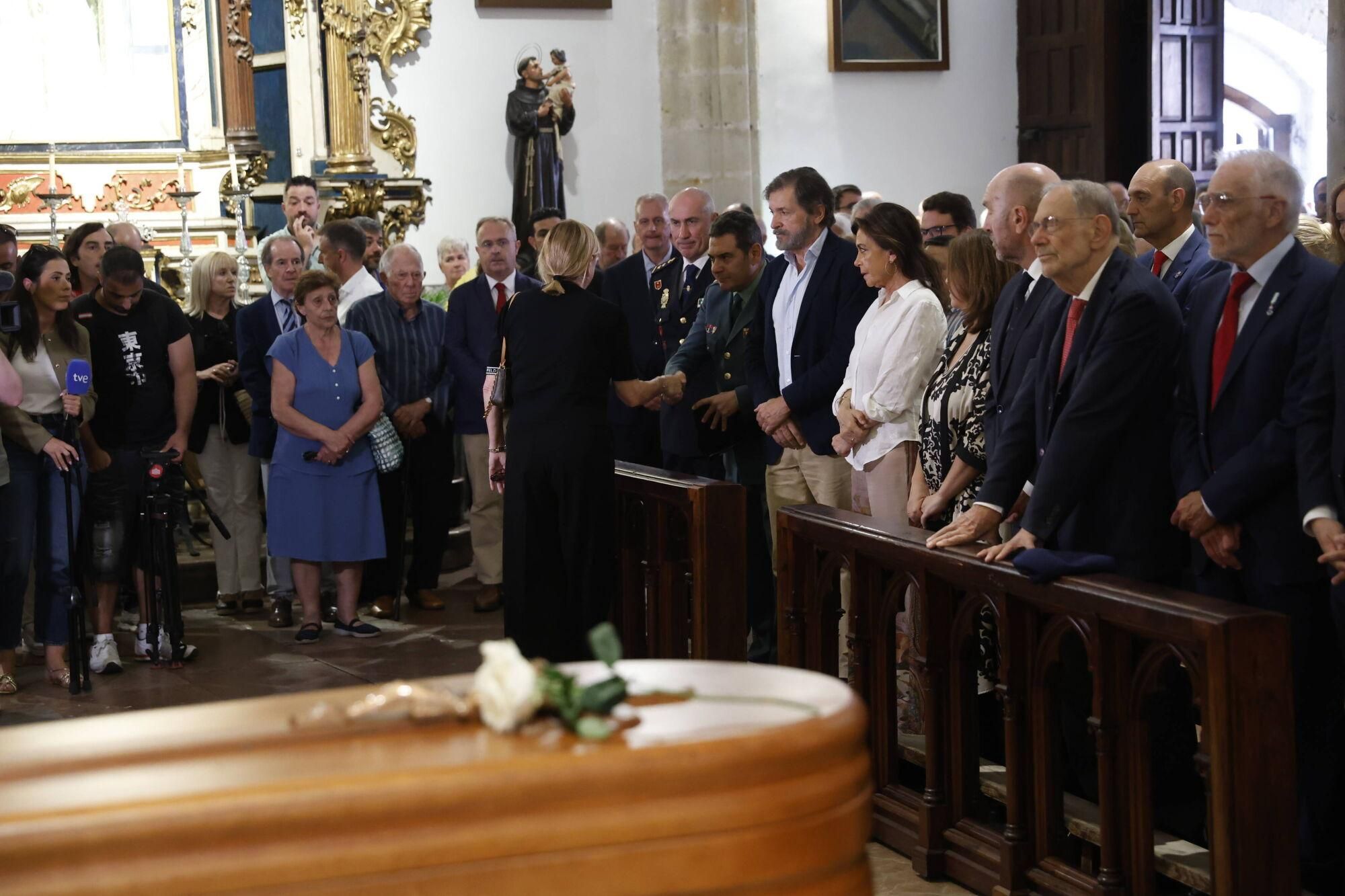 Las imágenes del funeral de Antonio Trevín en la basílica de Llanes.