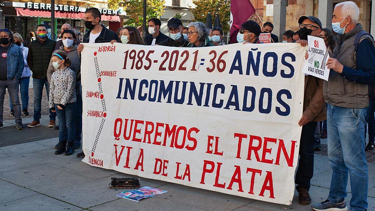 Zamoranos en la concentración de la Plataforma en Defensa del Ferrocarril, ayer en la plaza de la Constitución.