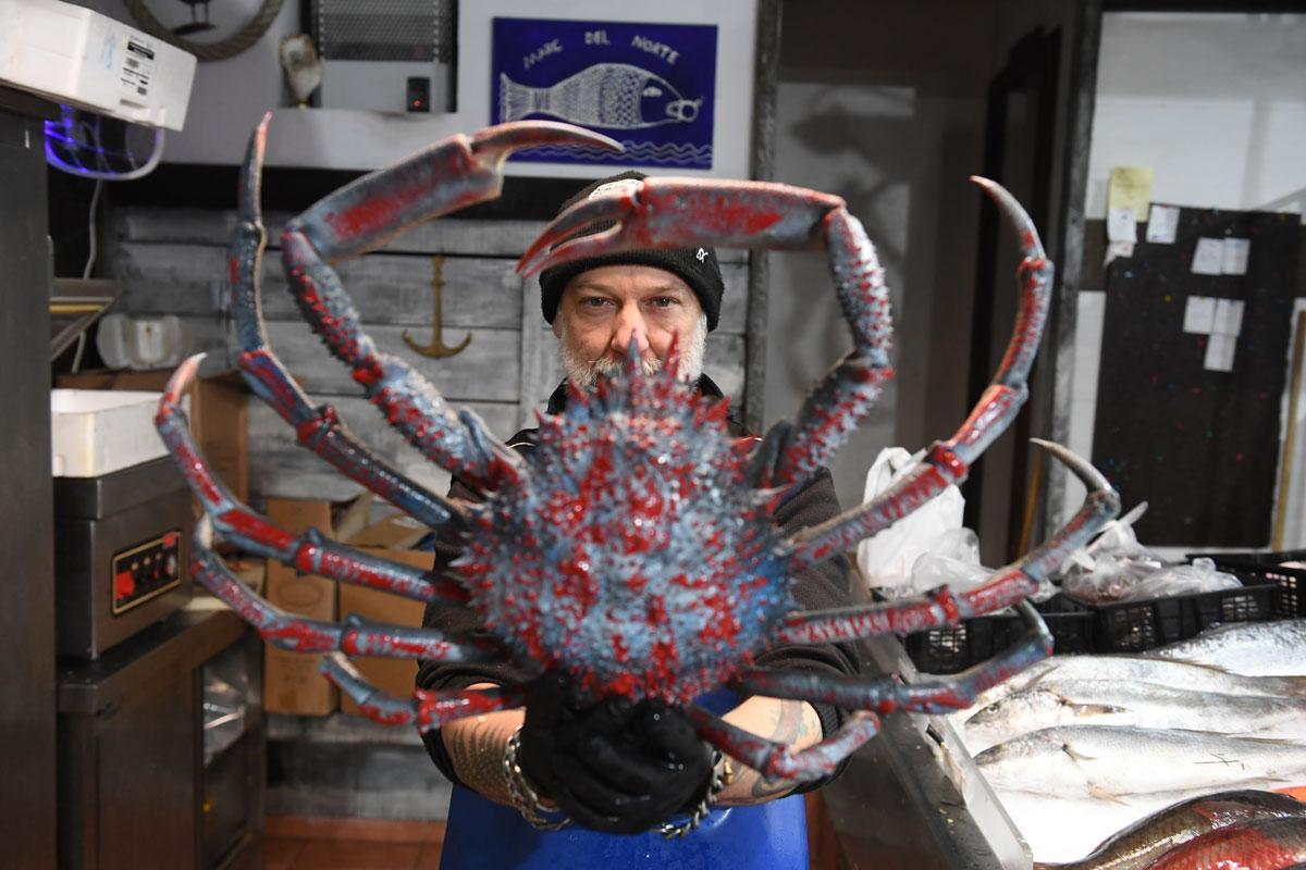 Marcos Sendón, dueño de la pescadería Marc del Norte, posa en su local.