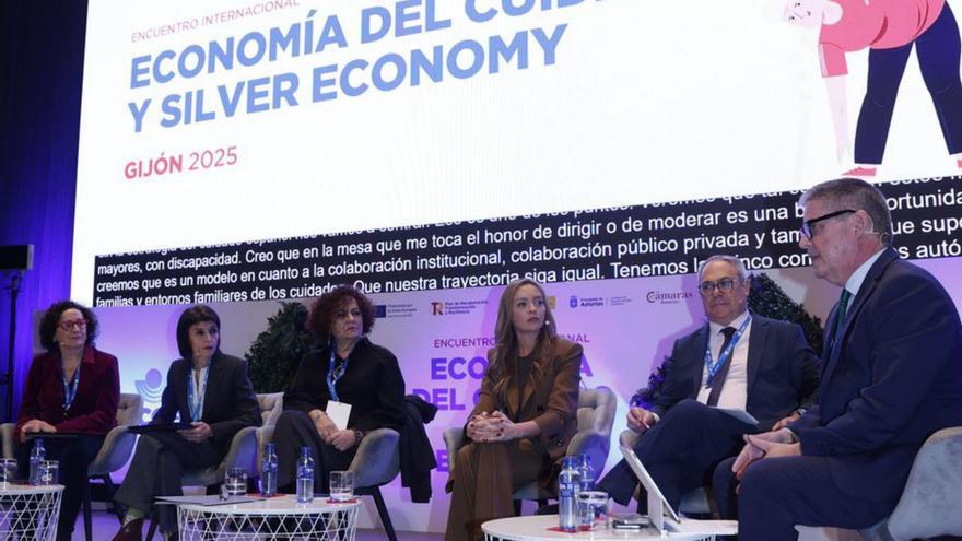 Una de las mesas redondas en la jornada de ayer. | ÁNGEL GONZÁLEZ