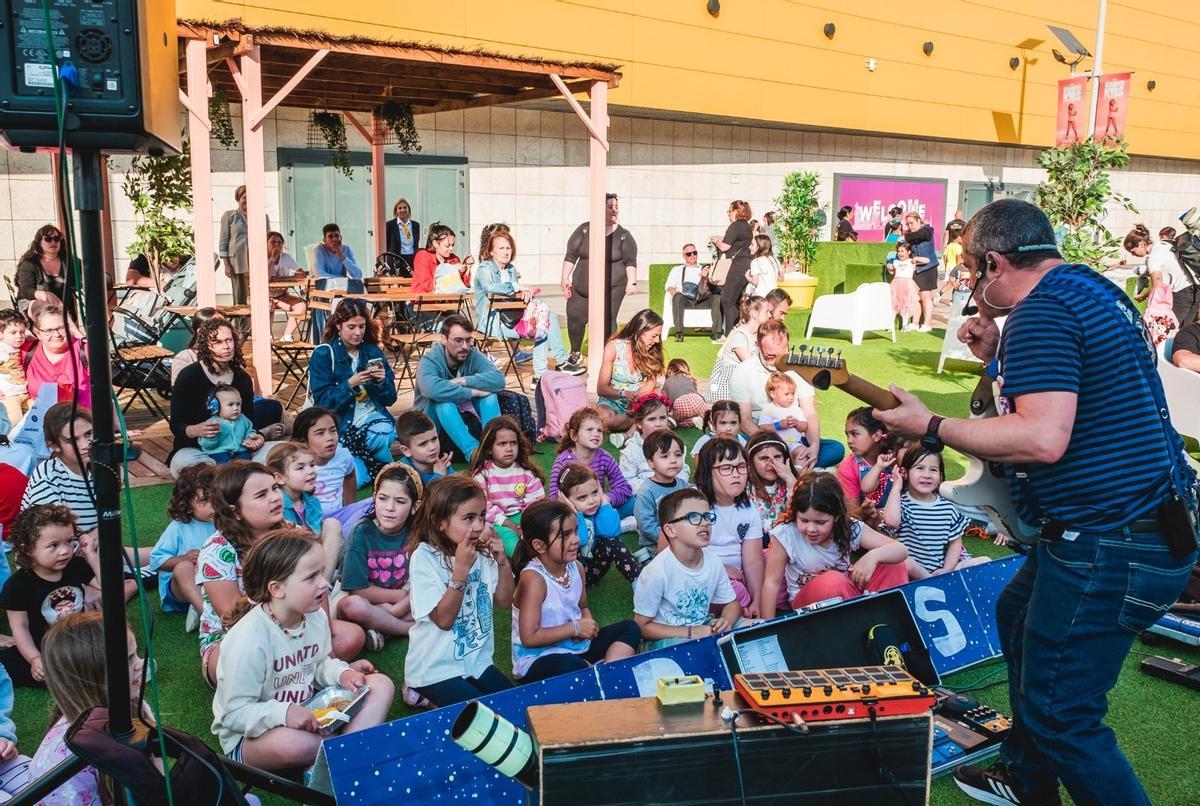 Actuación musical en la plaza central