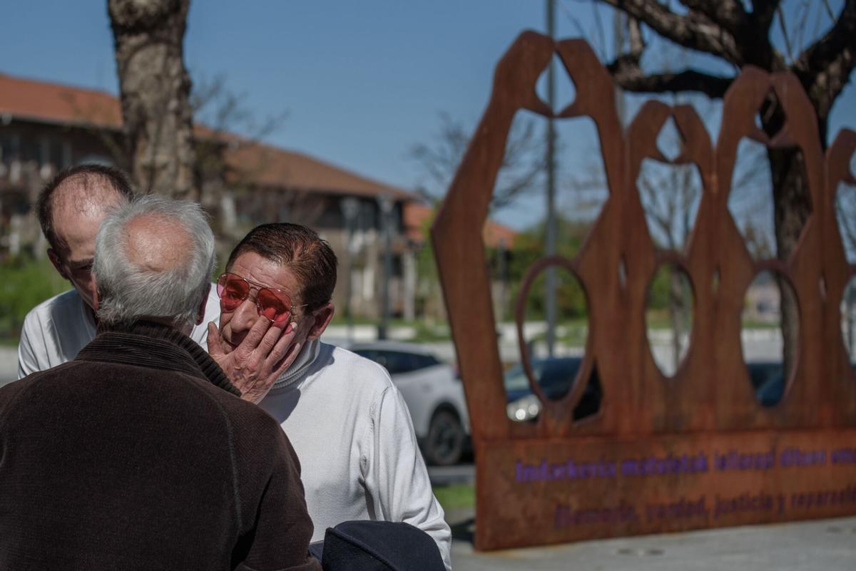 BASAURI (BIZKAIA), 04/04/2026.- El padre de la mujer fallecida, Ángel Velasco (3i), tras la concentración convocada este sábado en Basauri en repulsa del asesinato de una mujer en un presunto caso de violencia machista cometido en la localidad el pasado 1 de abril. EFE/Javier Zorrilla