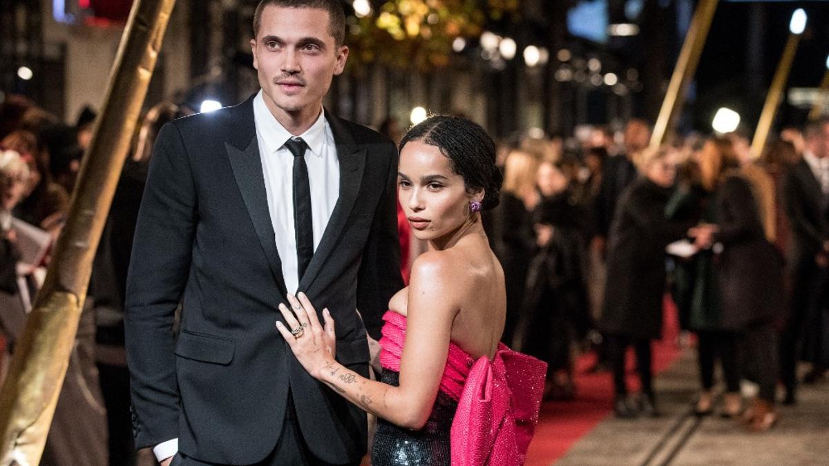 Zoë Kravitz y Karl Glusman en un estreno de cine en el año 2018