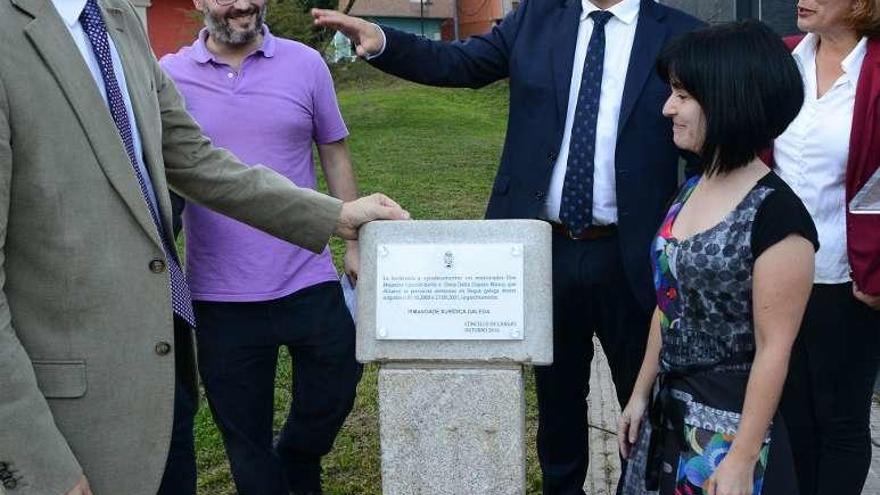 Alejandro Couselo y Dalila Dopazo, ante la placa con sus nombres. // G.N.