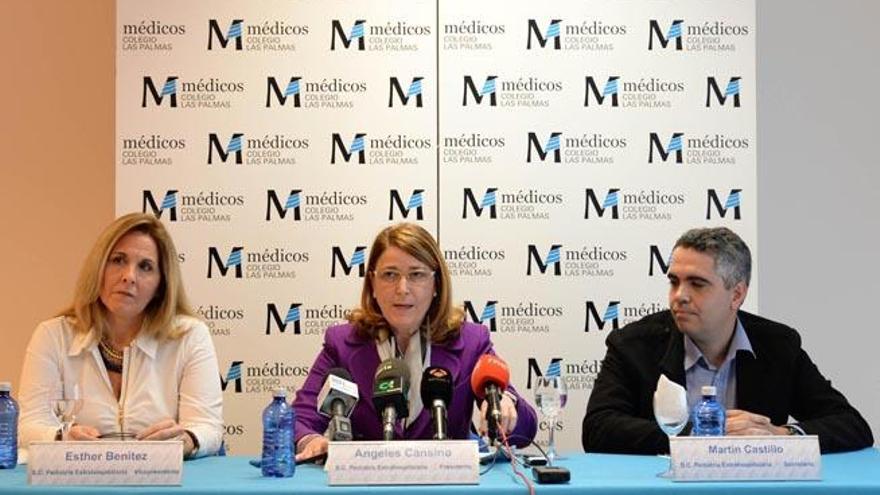 Esther Benítez (i), Ángeles Cansino y Martín Castillo en el Colegio de Médicos de Las Palmas.