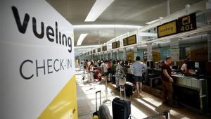 Mostradores de facturación de Vueling en el aeropuerto de El Prat.