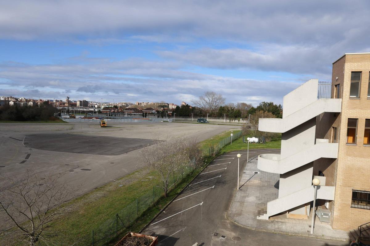 La explanada junto a la Escuela Superior de la Marina Civil.