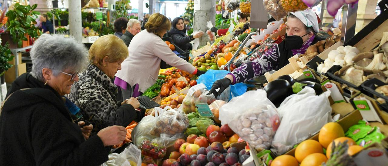 Mujeres comprando fruta.