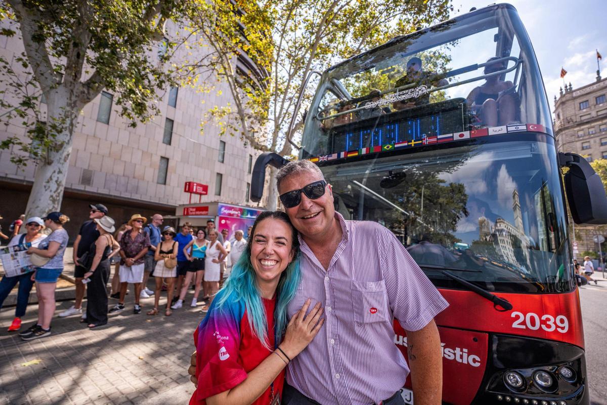 Anna Maria y Víctor frente al Bus Turístic