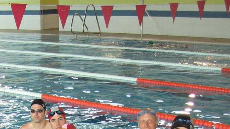 Un grupo de cursillistas en la piscina de Antromero.