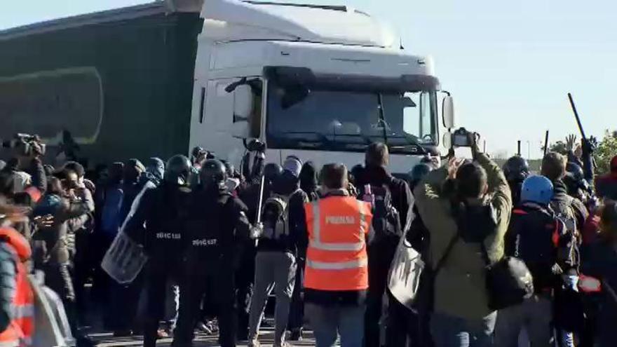 Detenido un camionero por intentar embestir a manifestantes independentistas