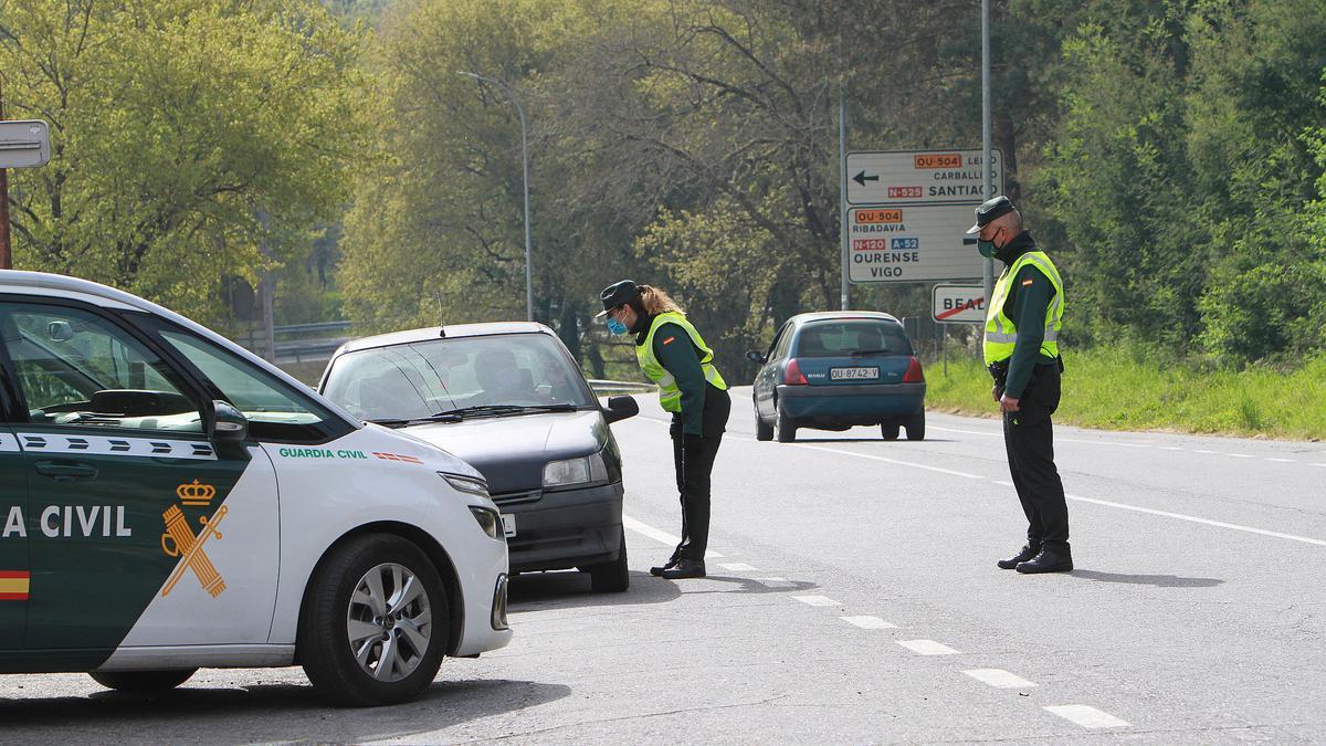 Control de movilidad en los accesos a Beade, único municipio con restricciones máximas.