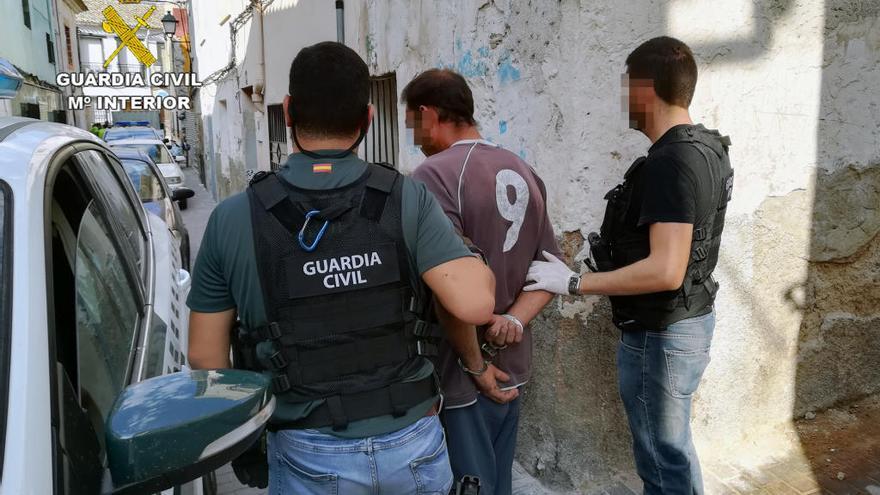 Los agentes arrestan a uno de los hermanos acusados de tráfico de drogas.