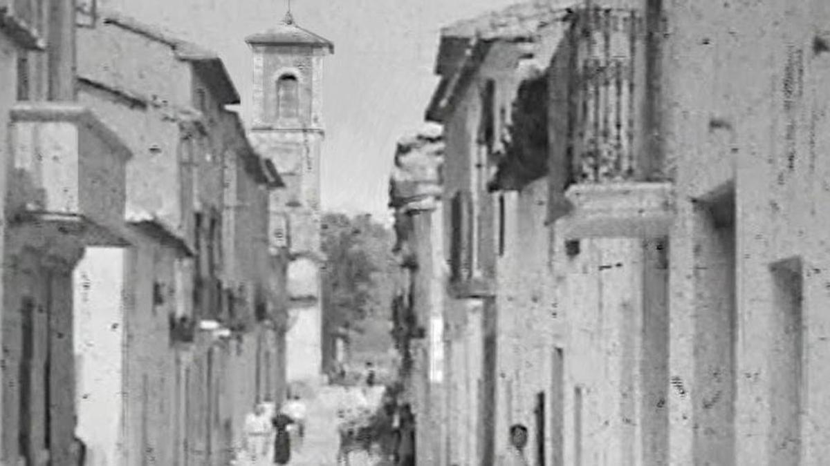 Una fotografia del campanar de l'antiga església desapareguda.