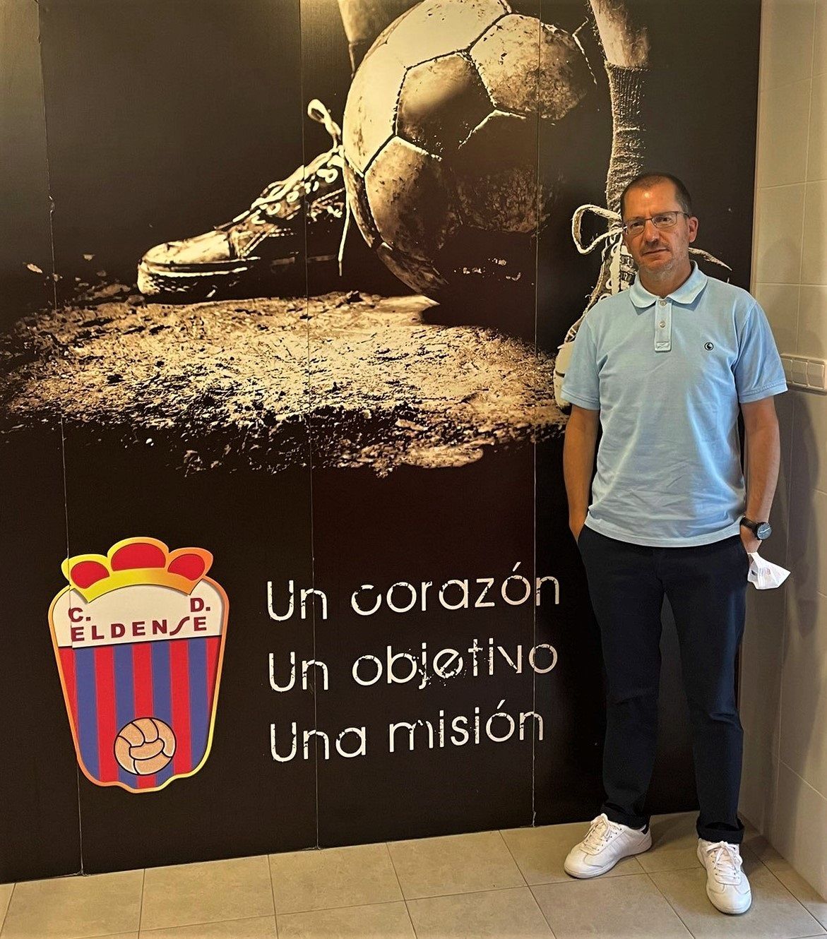 José Juan Romero posa después de firmar su nuevo contrato como entrenador del Eldense