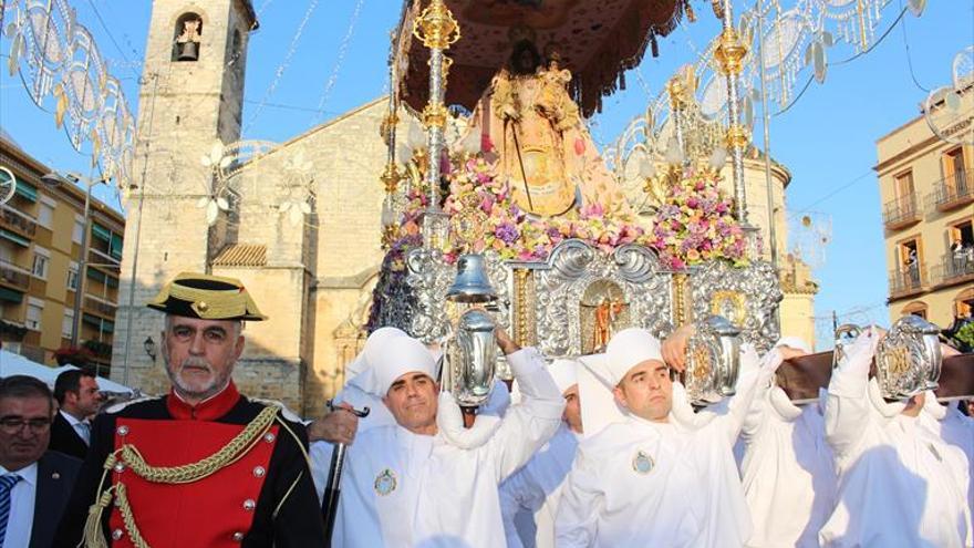 Miles de personas participan en la procesión de la Virgen de Araceli