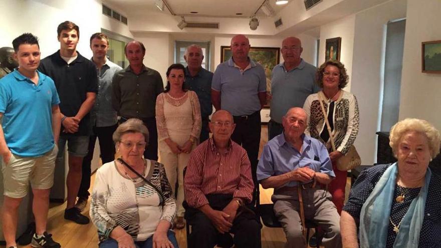 Los familiares del escultor candasín posan en la planta baja del centro museístico.