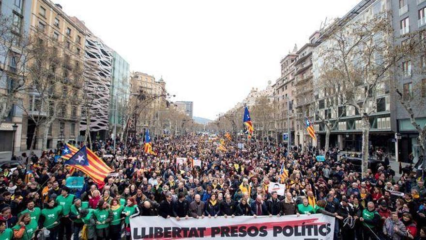 Manifestación independentista recorre el centro de Barcelona contra la detención de Puigdemont