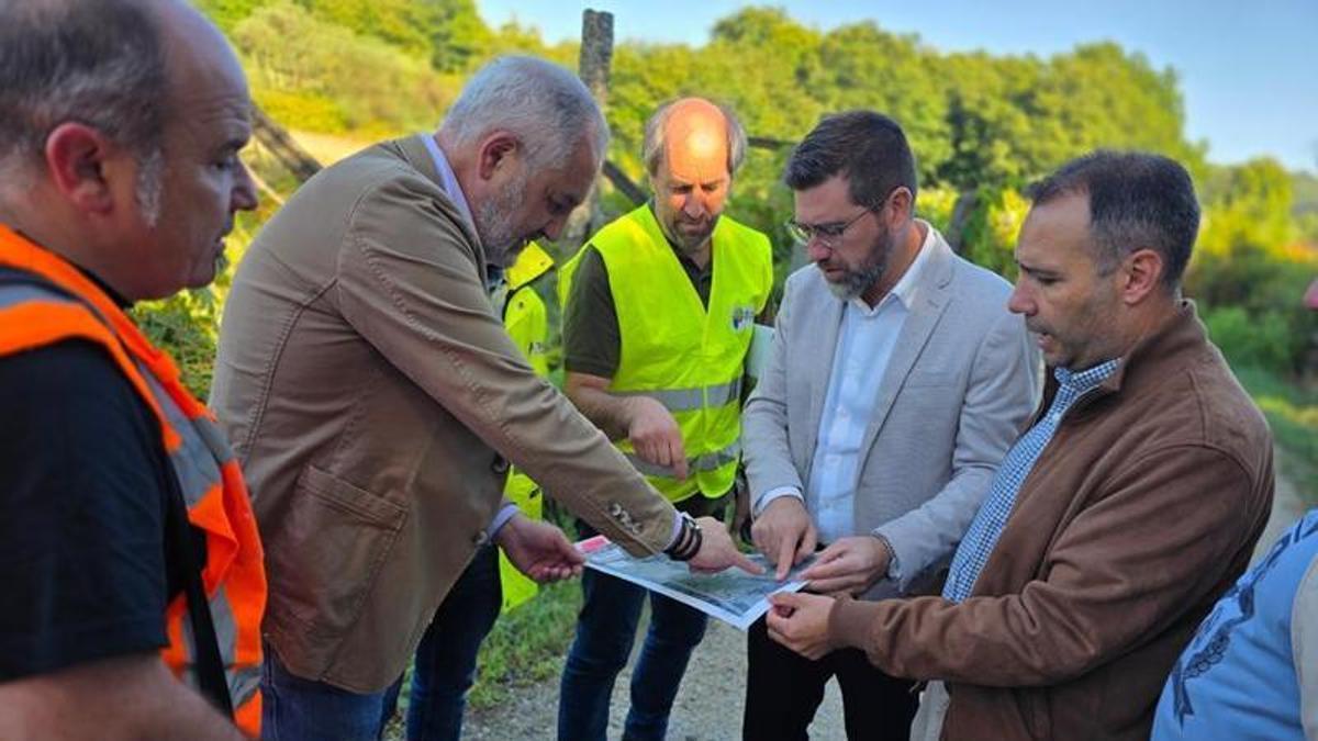 Pablo Fernández, delegado territorial de la Xunta, visitando la zona.