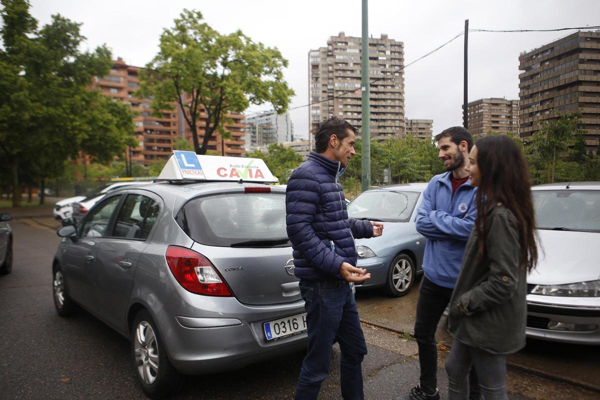 Dos alumnos esperan su turno para iniciar sus prácticas.