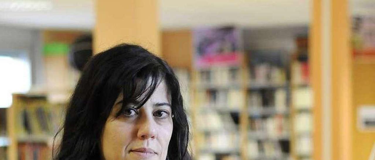 Isabel Gamallo en la biblioteca del IES Aller Ulloa. // Bernabé/Javier Lalín