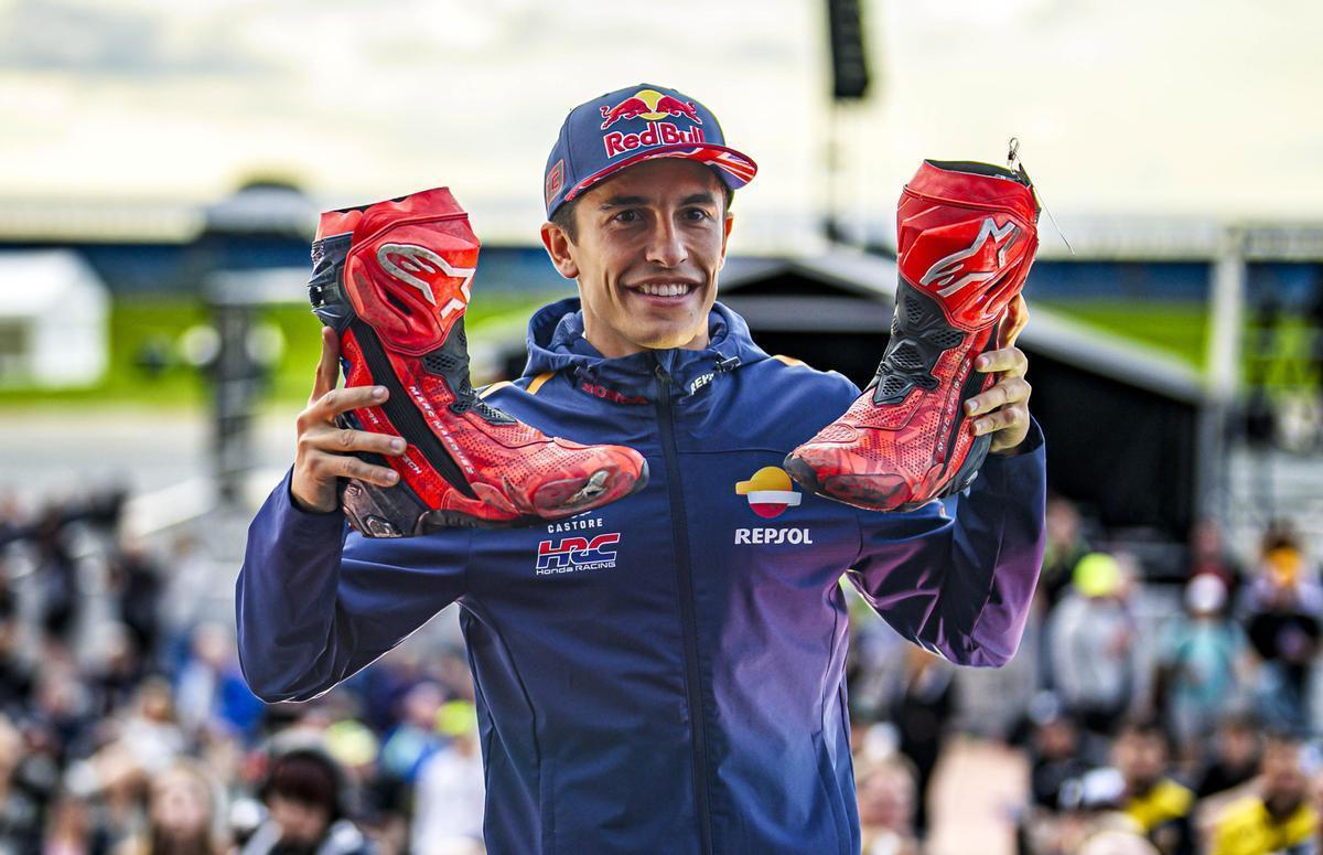 Marc Márquez muestra las botas que subastó ayer, en Silverstone (Inglaterra).