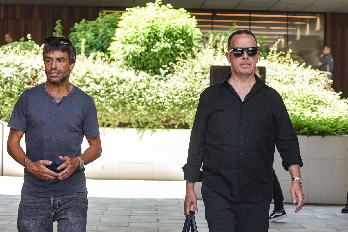 El compositor, Manu Guix, y el actor Ángel Llacer, en el funeral del productor y excantante de La Trinca Toni Cruz, en el Tanatorio Sancho de Ávila, a 14 de julio de 2025, en Barcelona, Cataluña (España).