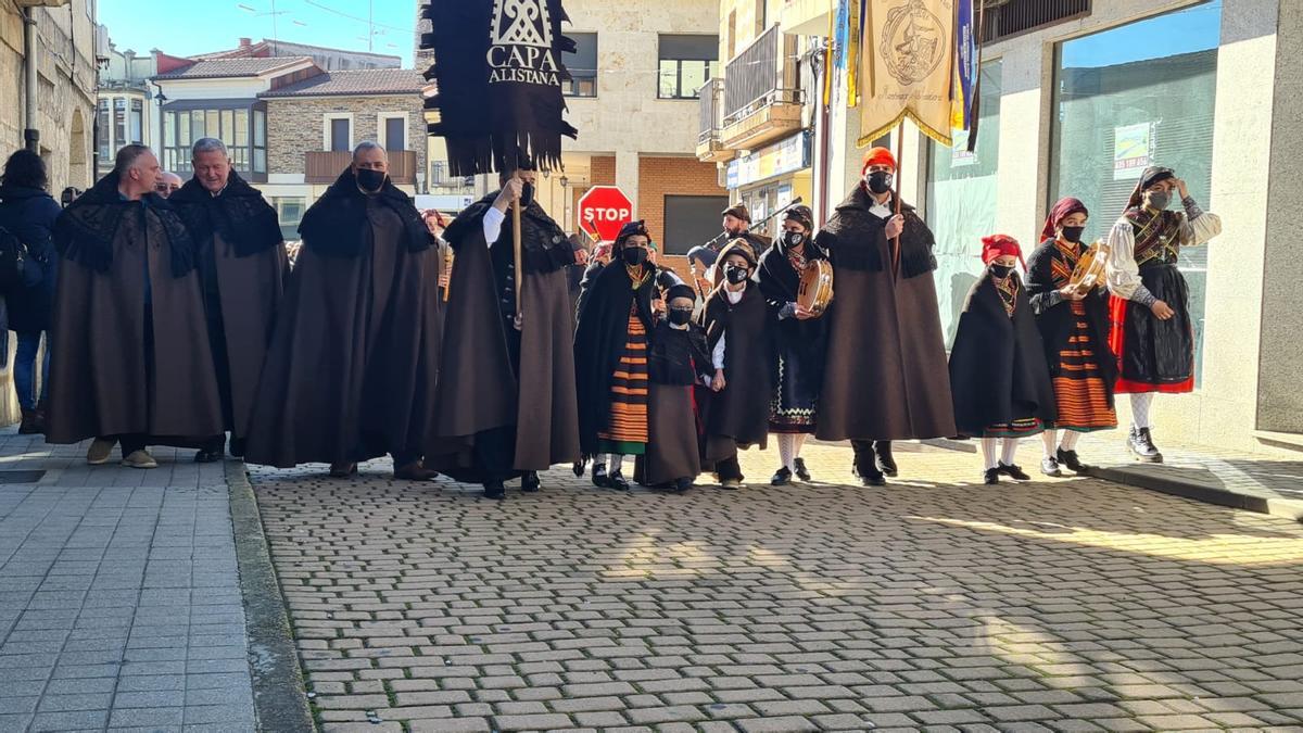 Procesión cívica de la capa parda alistana por las calles de Alcañices.