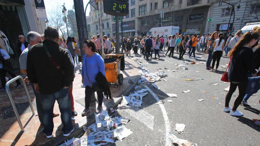 Acumulación de basura después de una mascletà.