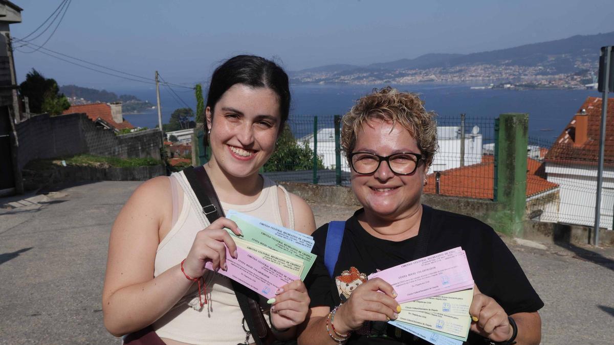 Patricia e Carmen, nai e filla, as únicas que 'fan a festa' en Chapela.