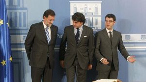 Mariano Rajoy, amb Jorge Moragas (centre) i Álvaro Nadal, aquest dimarts, a la Moncloa.