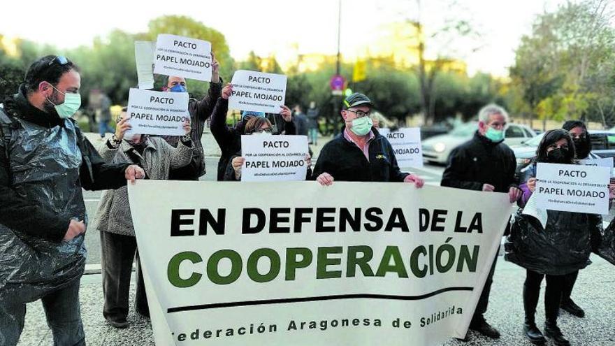 Concentración en defensa de la cooperación al desarrollo organizada por la Federación Aragonesa de Solidaridad ante las Cortes de Aragón, en noviembre del 2021. | SERVICIO ESPECIAL