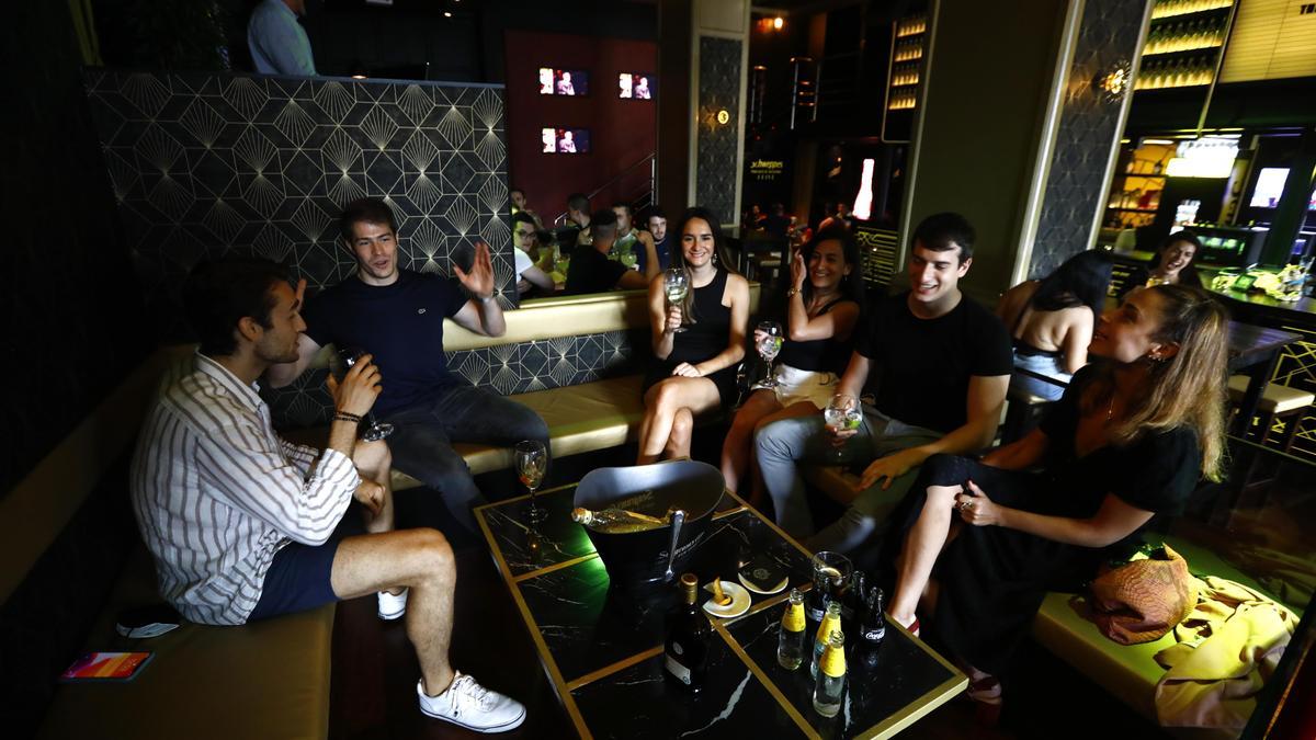 Un grupo de jóvenes disfruta del tardeo en el bar Gabana, en pleno centro de Zaragoza.
