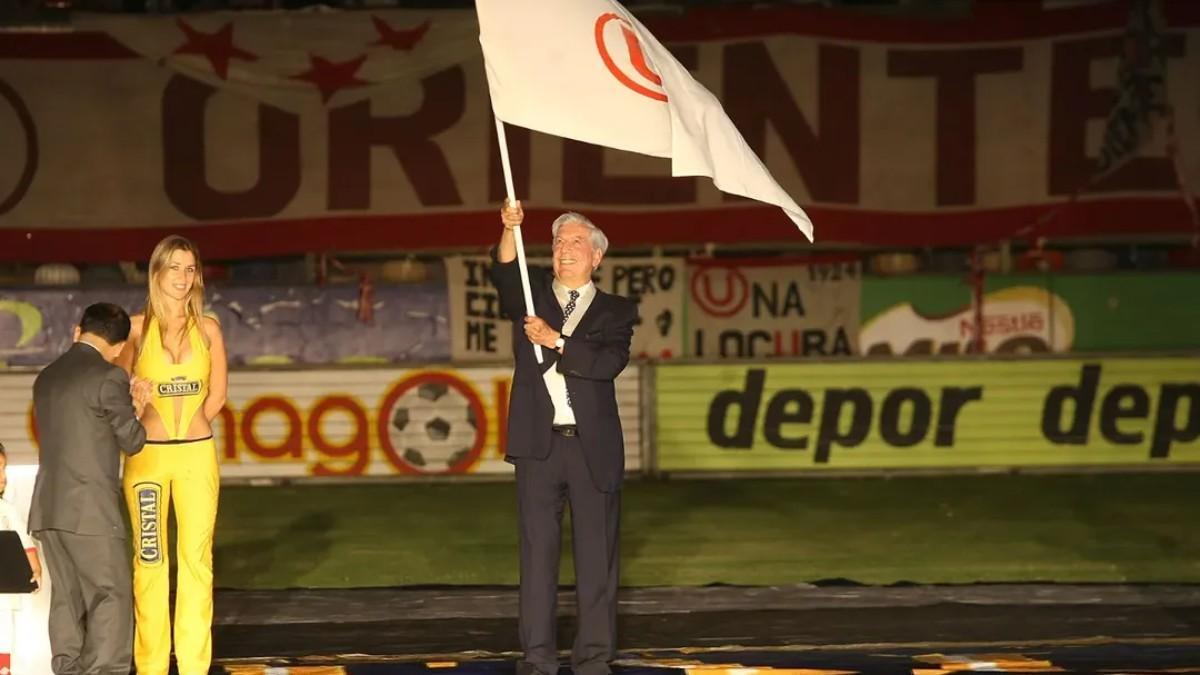 Mario Vargas Llosa, con la bandera de Universitario