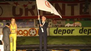 Mario Vargas Llosa, con la bandera de Universitario