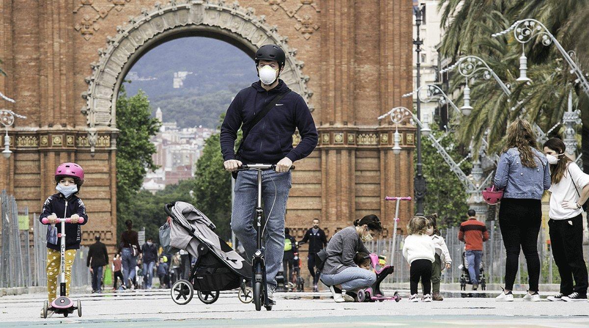 Niños paseando con sus padres por el centro de Barcelona, el 27 de abril.