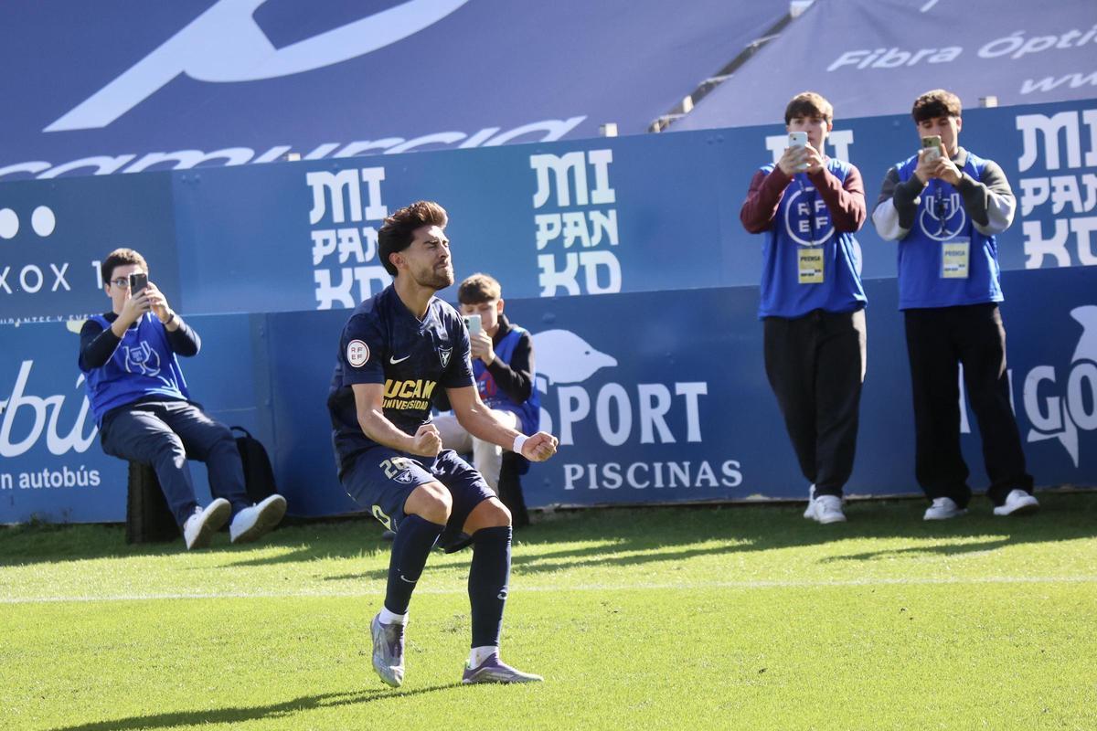 El UCAM Murcia CF contra el Puente Genil en fotos
