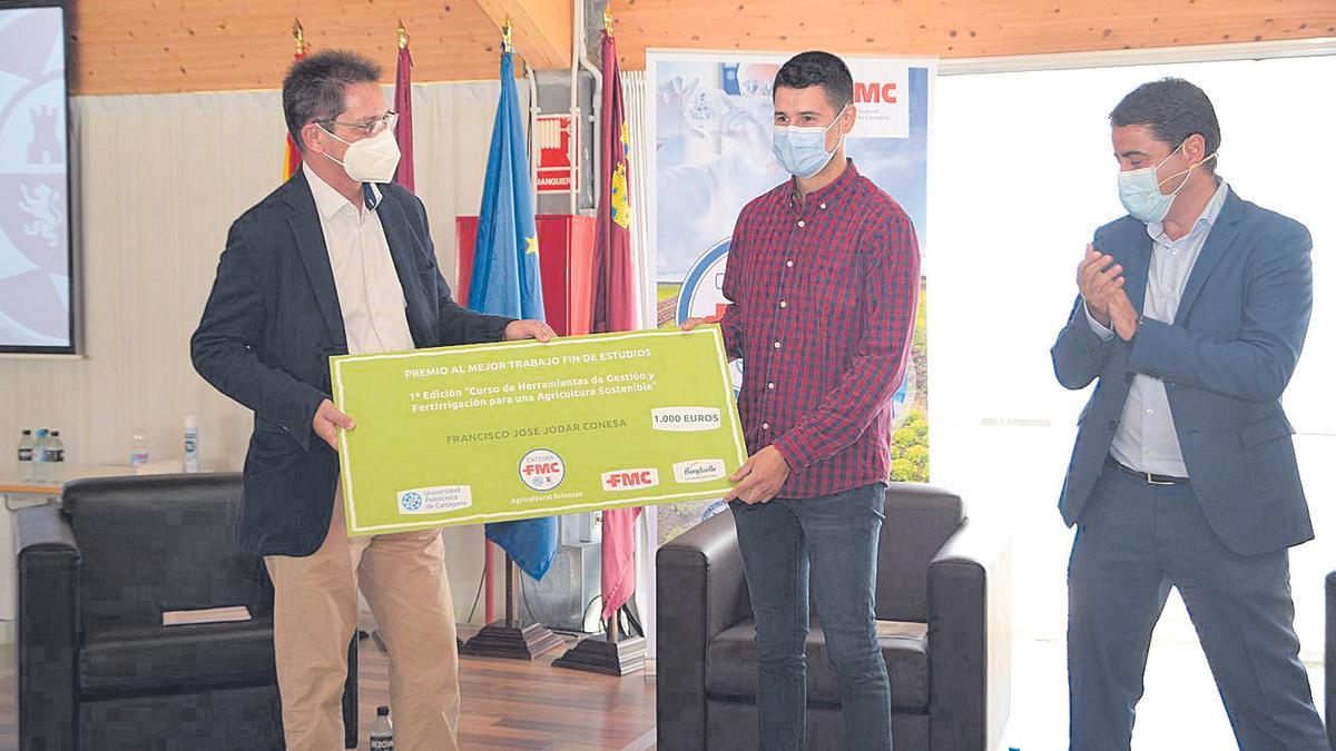 El alumno de la UPCT Francisco José Jódar recibió el premio por parte de la empresa FMC