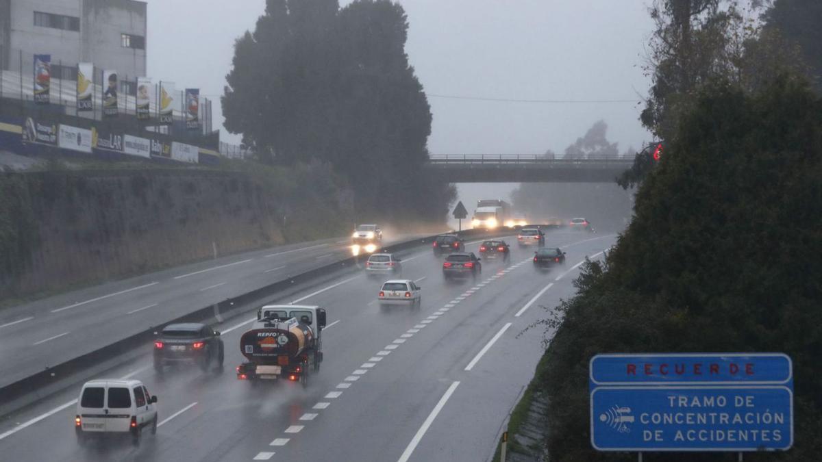 Tramo de la A-55, que une Vigo y Porriño, en el que se avisa de la concentración de accidentes. |   // J. LORES