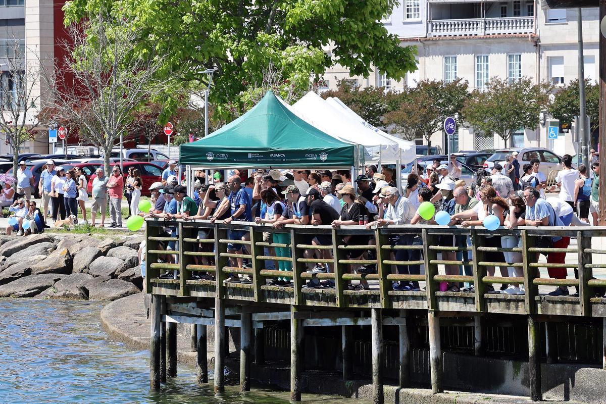 Aficionados viendo desde el paseo marítimo las regatas del Desafío Fe Seguros de ayer, en Moaña.