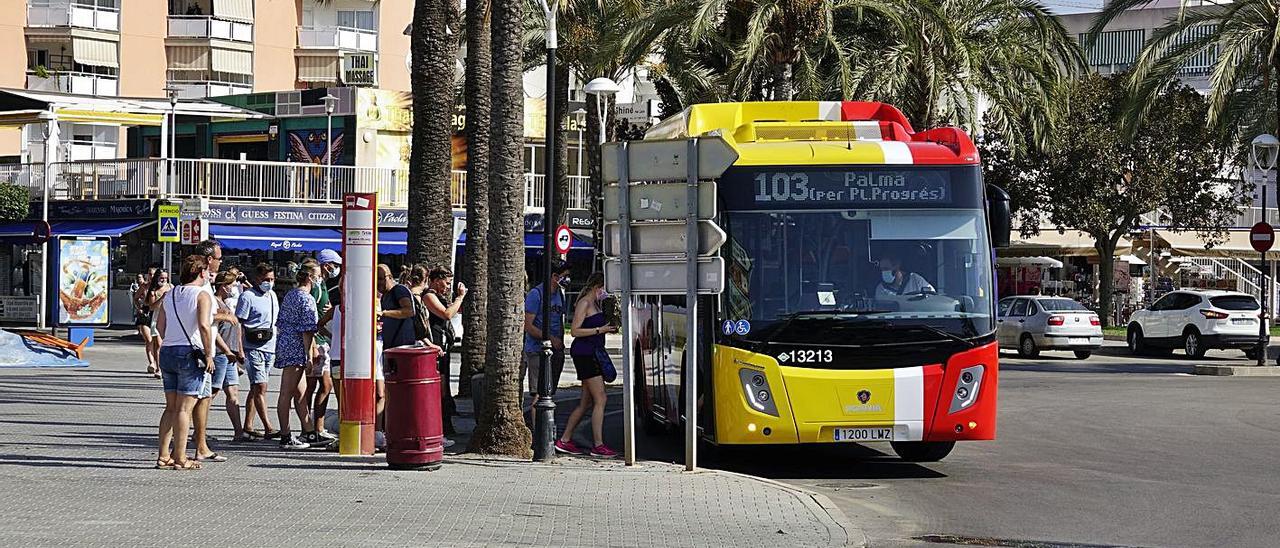 Pasajeros subiéndose a uno de los autobuses de TIB, el pasado lunes, en Santa Ponça. | JUAN LUIS IGLESIAS