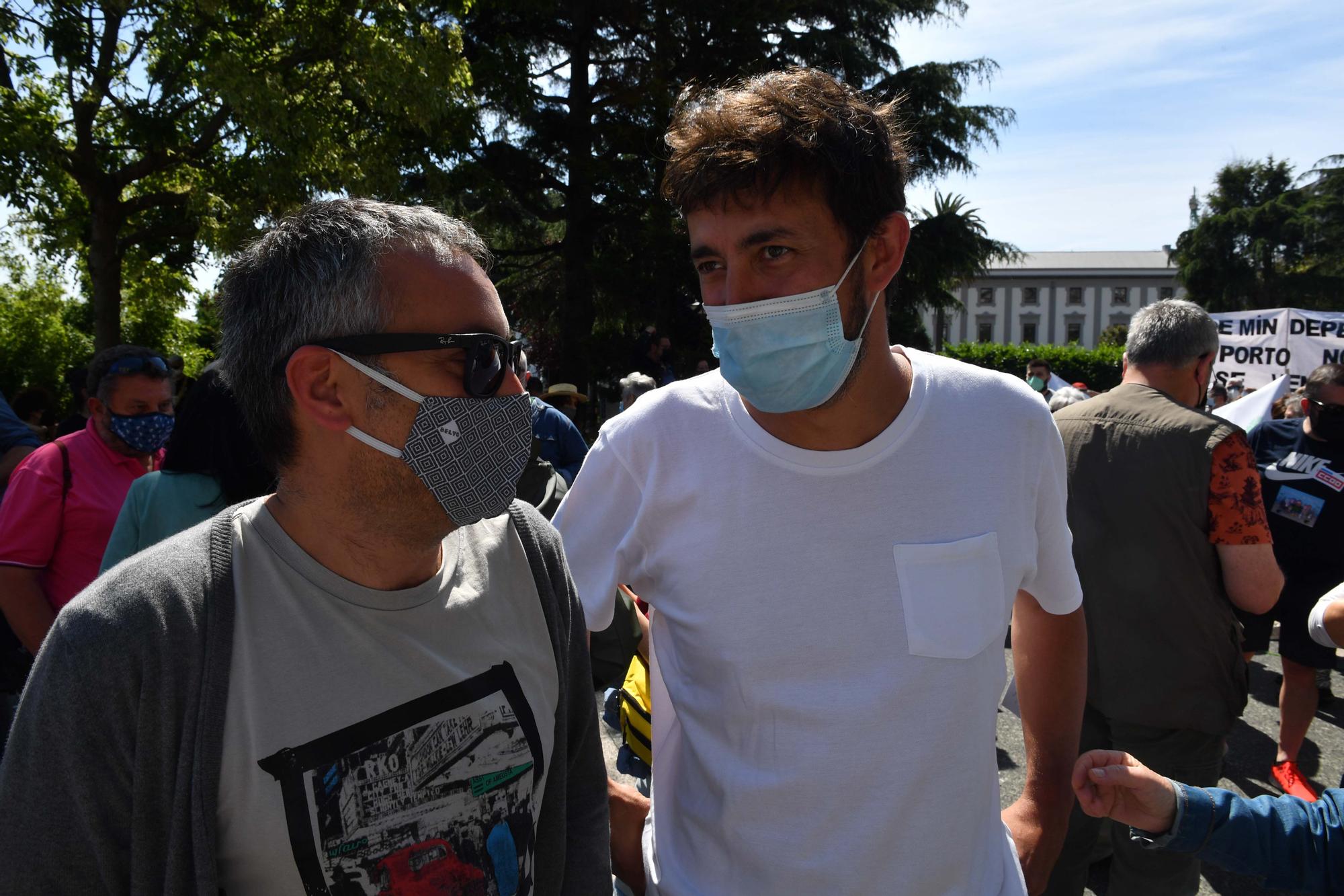 800 personas se manifiestan en contra de la venta de los muelles de A Coruña